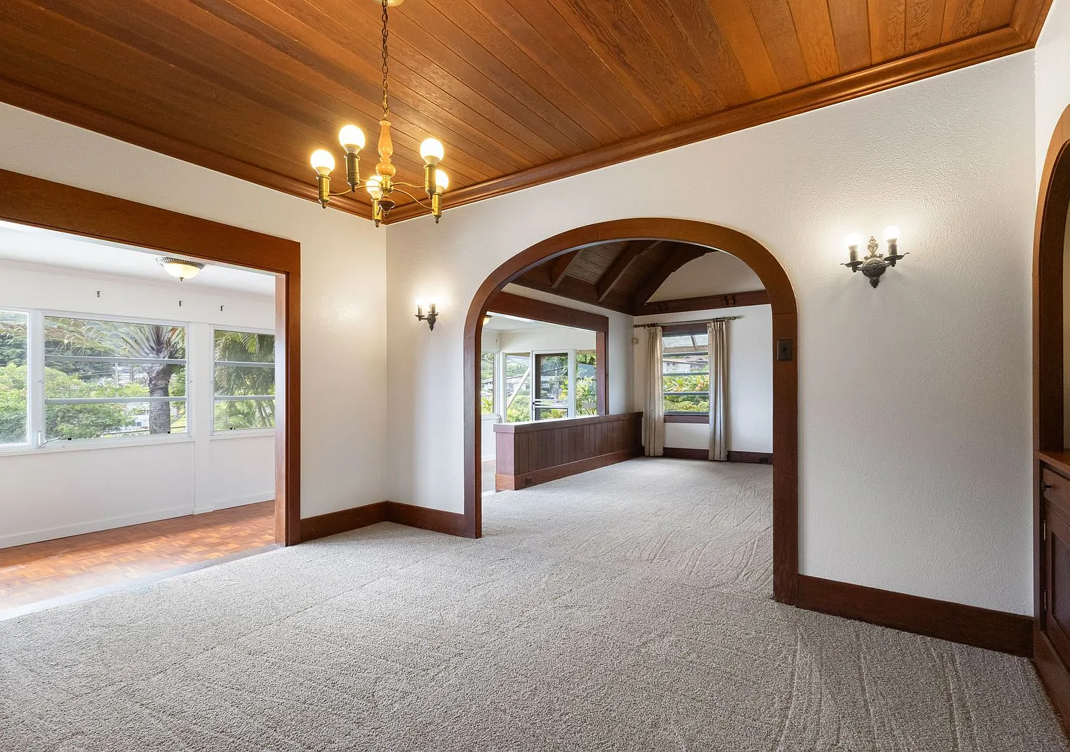 Charming Home in Manoa Spacious & Peaceful Living — Photo 2