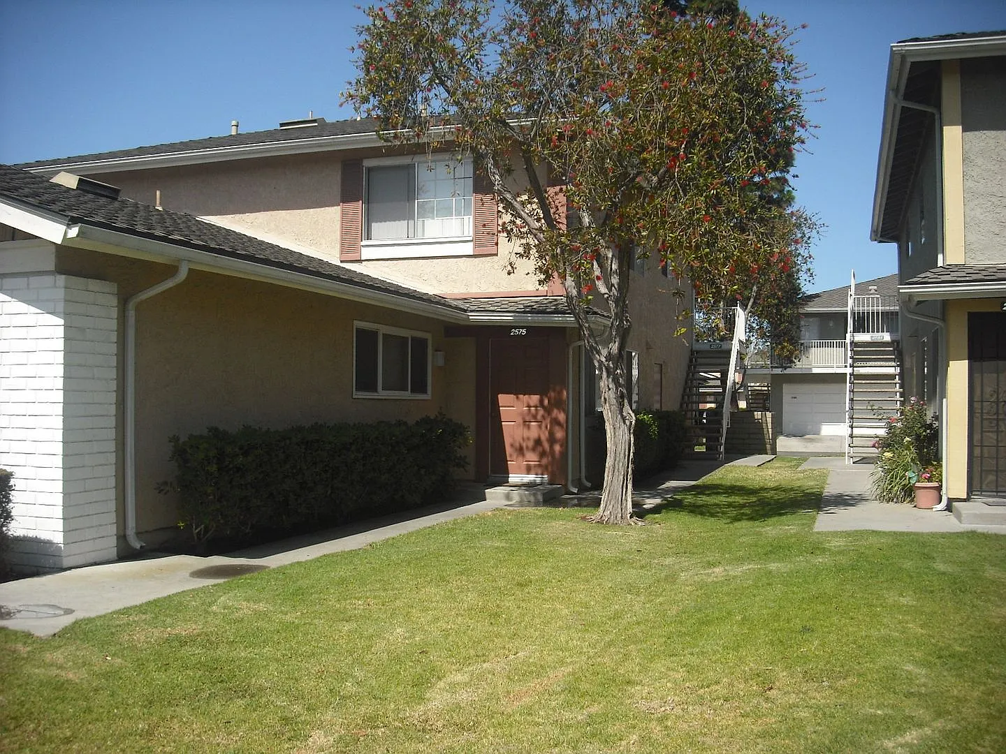 Lovely 2 bedroom Penthouse Condo with garage & pool — Photo 1