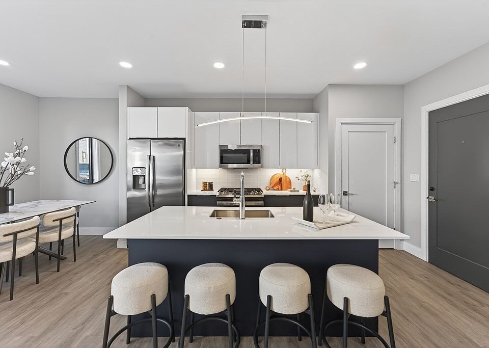 1st image of 656 Saratoga St #210