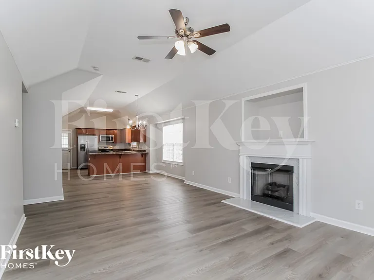 2218 Village Ln — Photo 4