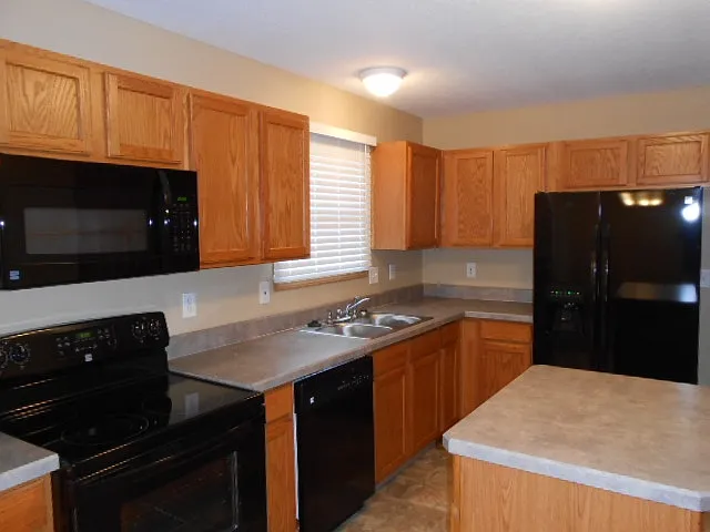 4 bed, 2.5 bath, 1518 sqft, $2,230 — Photo 2