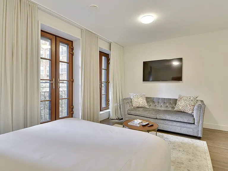 206 E 20th St #TOWNHOUSE — Photo 15