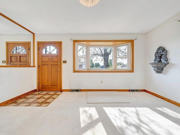 5th image of 627 Glenmore Dr