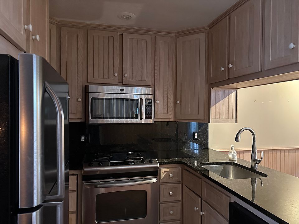 1st image of 41 College St #1