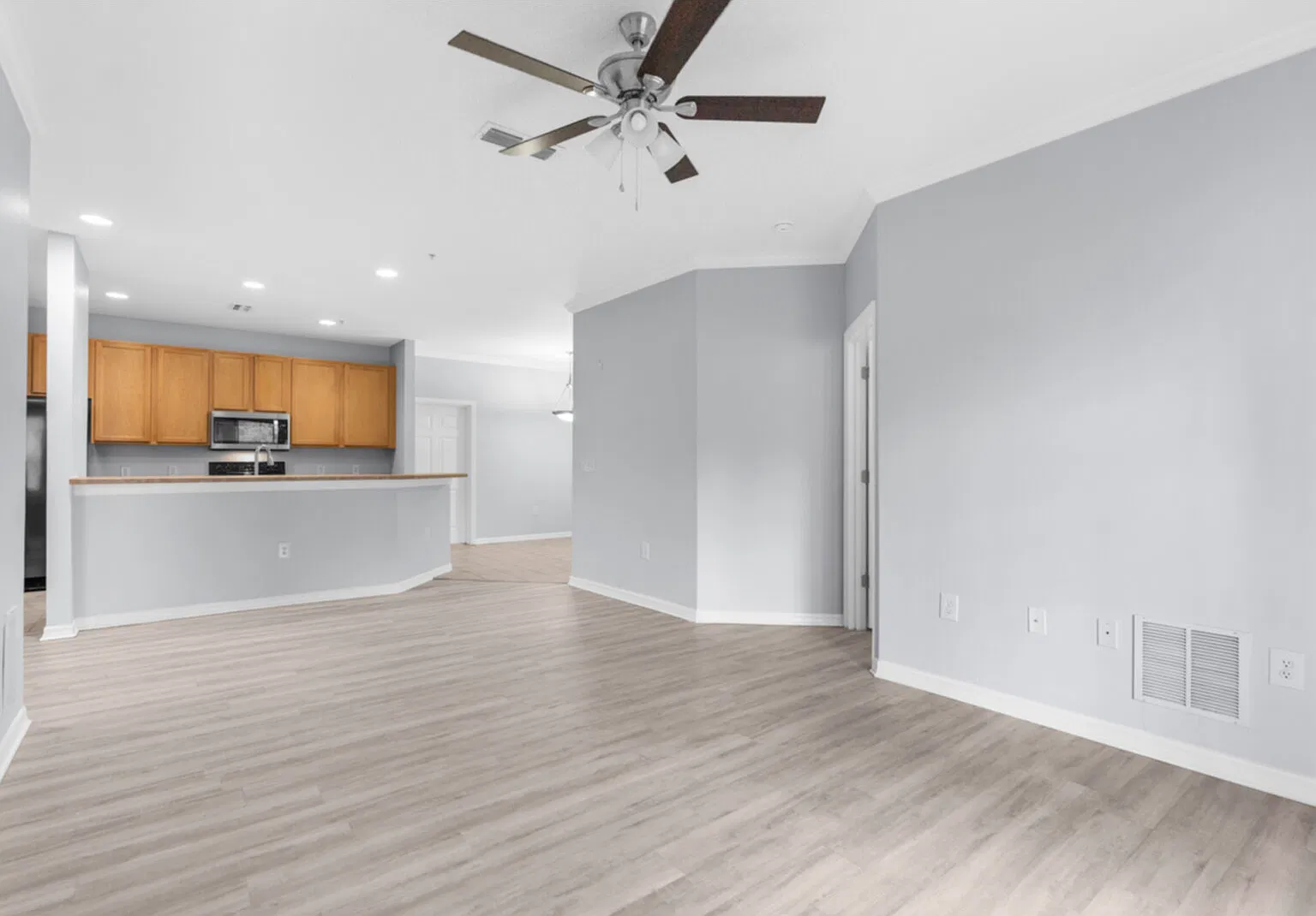 6000 Summerhill - 2 beds unit with elevator access — Photo 4