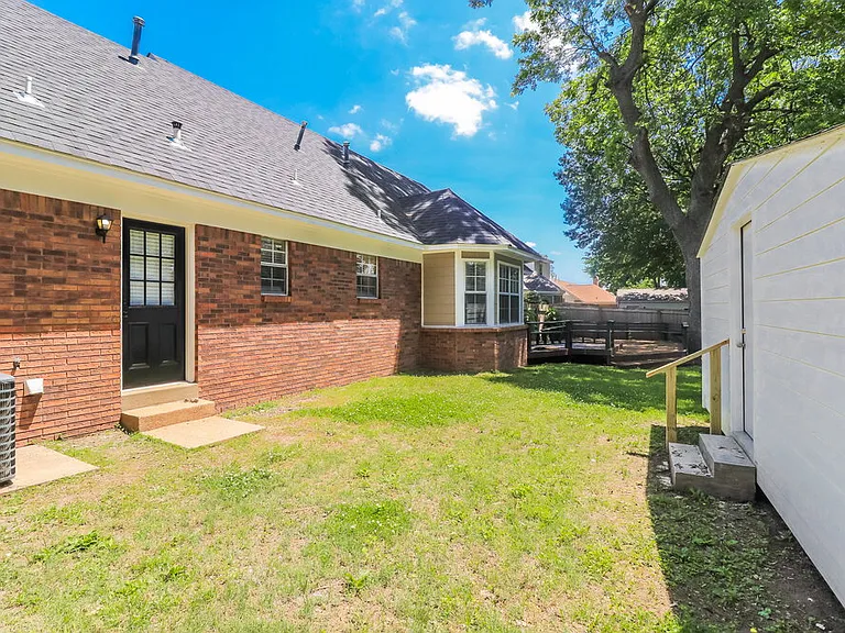 1915 Pecan Grove Dr — Photo 16