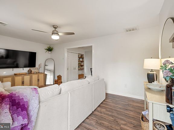 5th image of 303 S Golfwood Ave