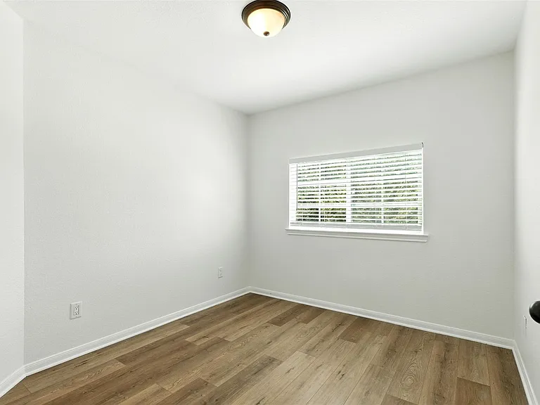 3219 This Way — Photo 24