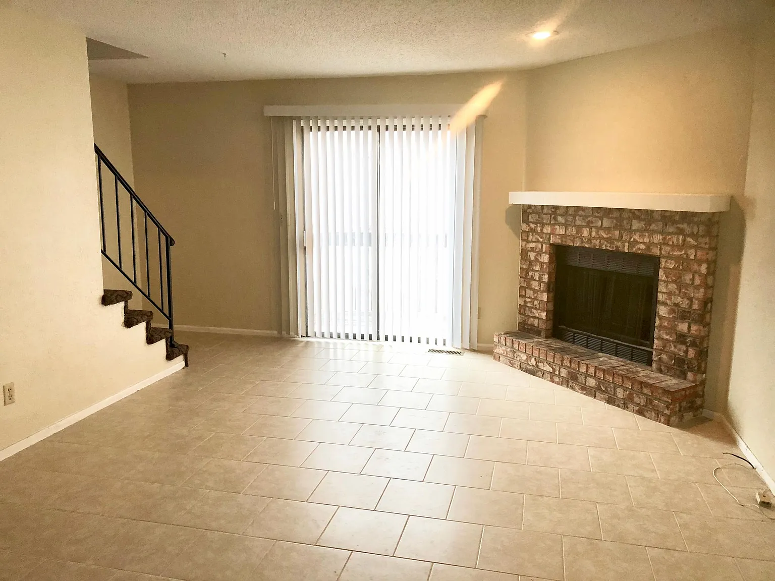 3 bed, 1.5 bath, 1950 sqft, $1,595 — Photo 2