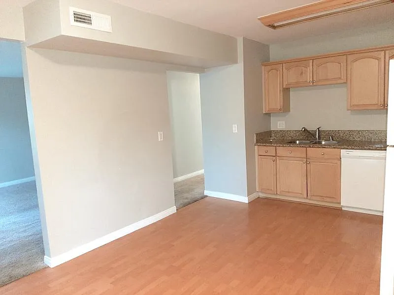 3 bed, 1074 sqft, $2,550 — Photo 2