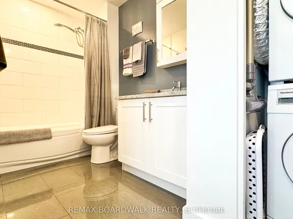 40 Nepean St N #2706, Ottawa, ON K2P 0X5