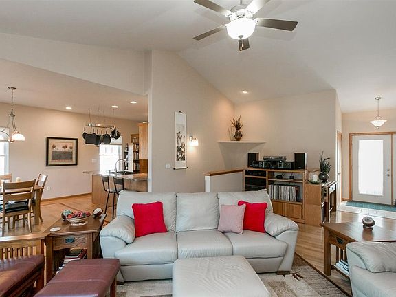 5th image of 278 W Goldfinch Dr