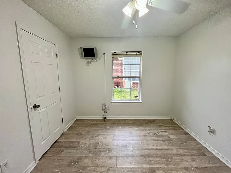 1232 Greystone Ln — Photo 35