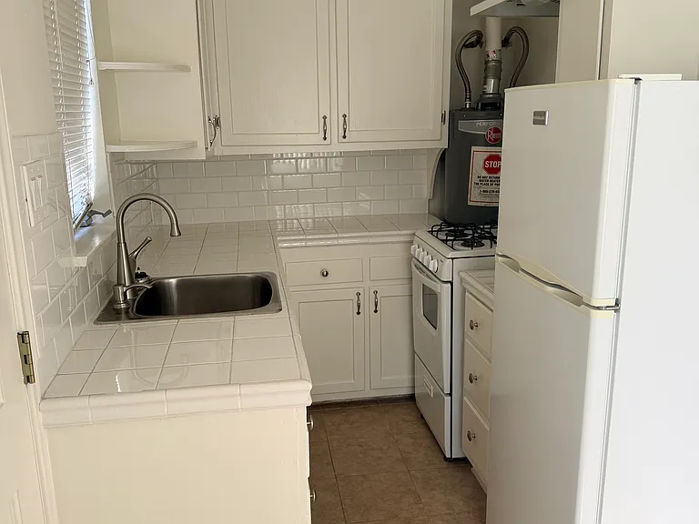 Sunset Park Apartments — Photo 17