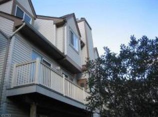 52 Woods Edge Dr, Succasunna, NJ