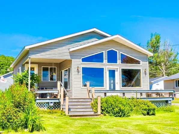 42720 Lakeshore Dr, Chassell, MI 49916