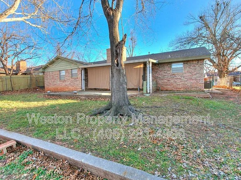 1011 Crown Dr — Photo 6