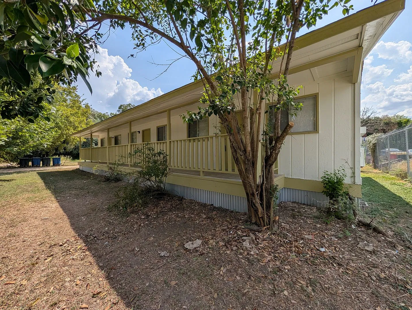 1/1 Triplex - End Unit /No Carpet / Vinyl Plank Flooring / Lots of Parking / CISD — Photo 3