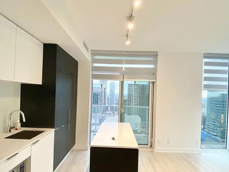 33 Helendale Ave #1906 — Photo 3