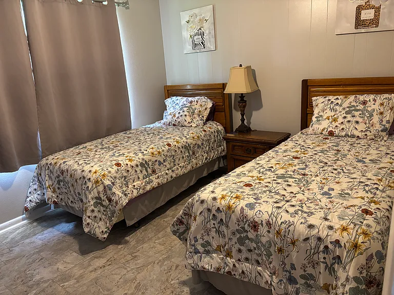 2nd bedroom, twin beds