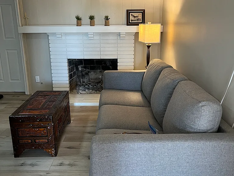 1552 Densmore St — Photo 9
