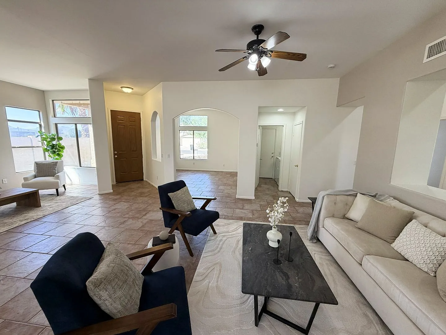 3-bedroom plus den 2-bathroom, 3 car garage! Spacious Backyard! — Photo 3