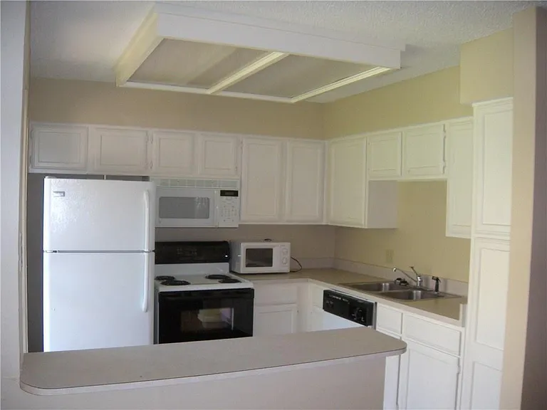 2110 Rio Grande St #302 — Photo 7