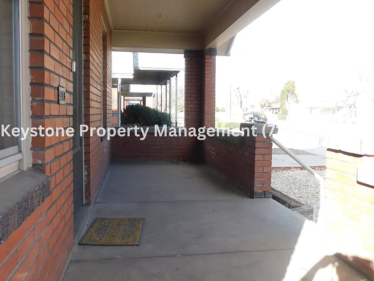 1233 Berkley Ave — Photo 2