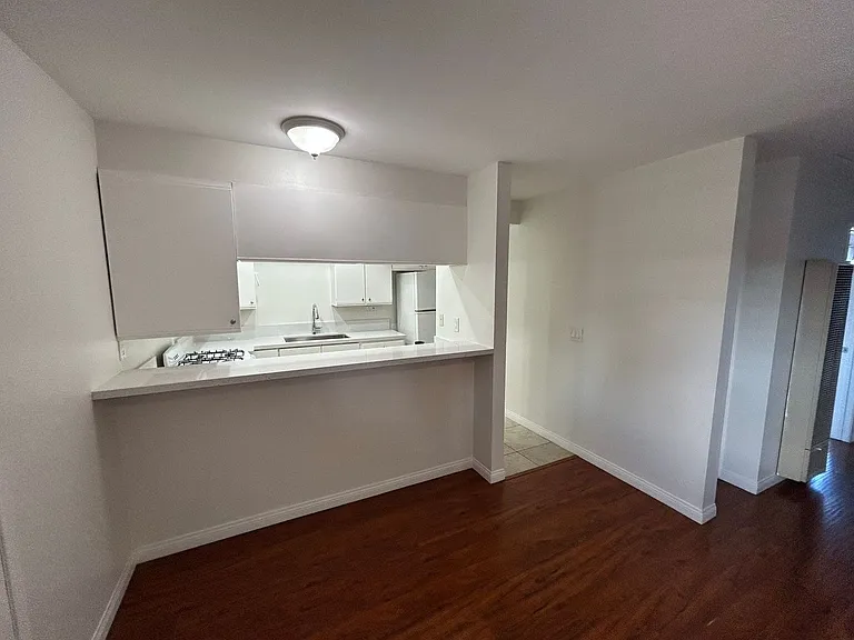 504 Clay Apartments — Photo 3