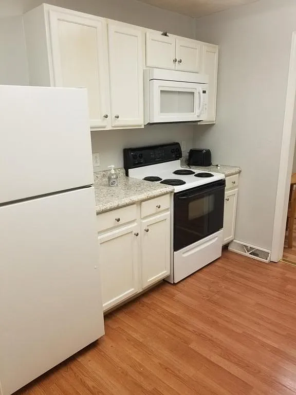 110 N Main St, Apt 5 — Photo 4