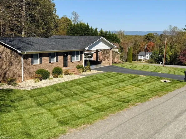 439 Oak Ridge Dr, Mount Airy, NC 27030
