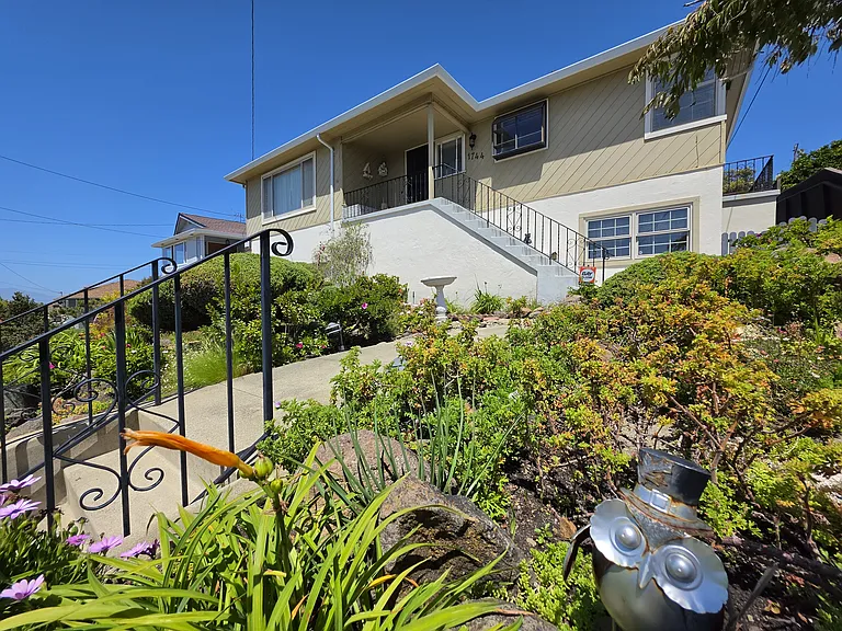 1744 Wesley Ave — Photo 1