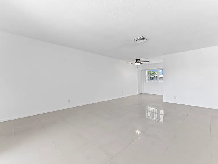 2755 NE 28th Ave #F1 — Photo 5