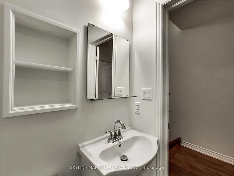 809 Dovercourt Rd #UPPER — Photo 15