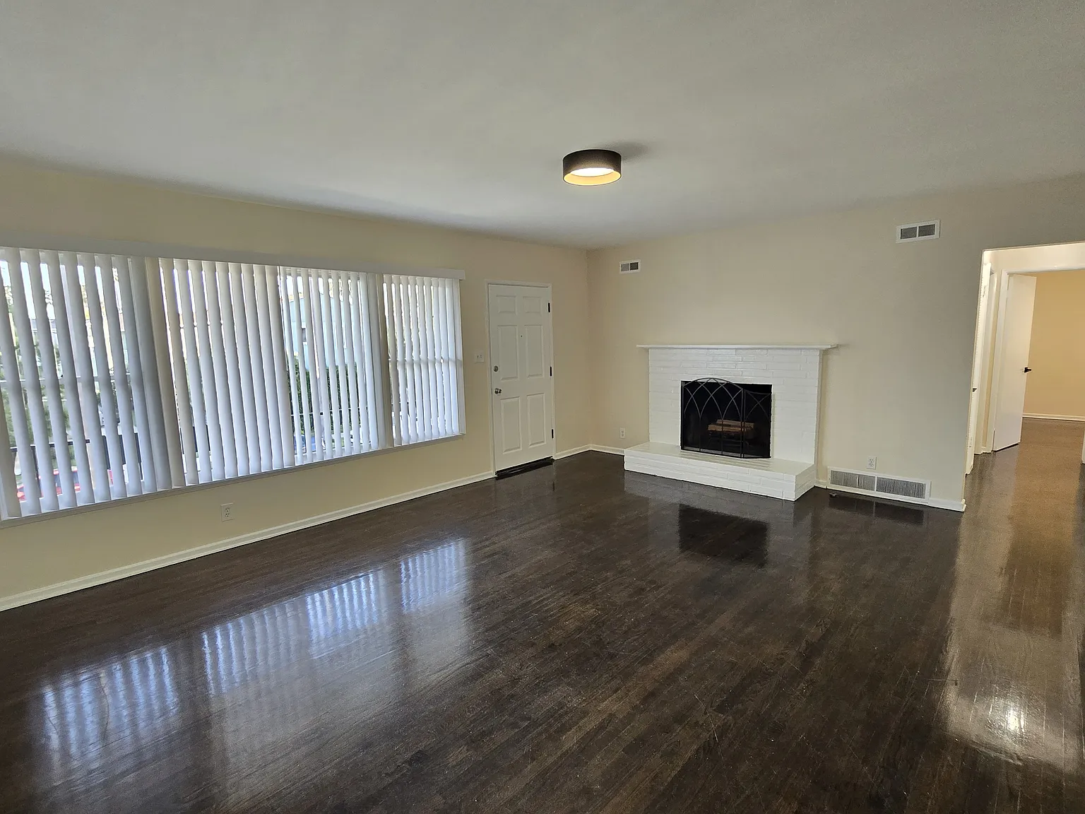 2 bed, 900 sqft, $3,500 — Photo 3