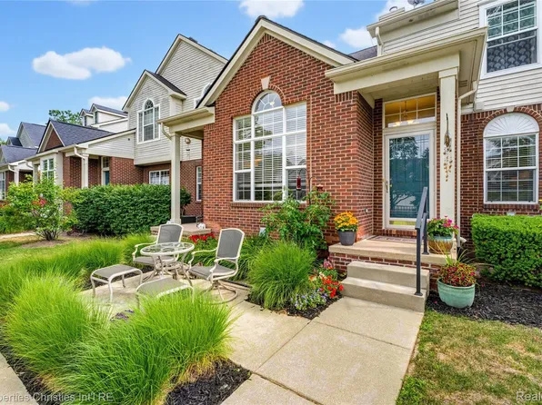 35104 Emma Cir, Walled Lake, MI 48390