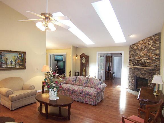 4th image of 23 Dickens Ln