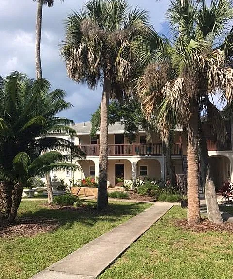 320 S Riverside Dr — Photo 4