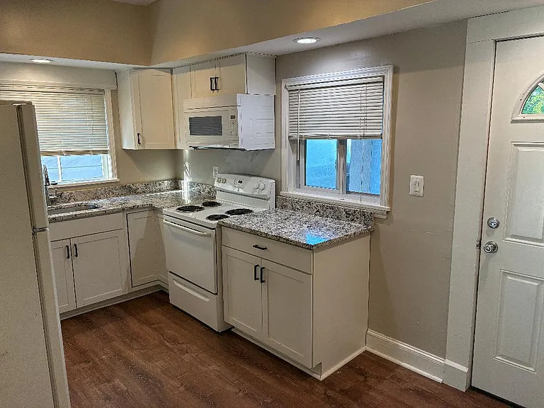 1215 Marlowe Ave — Photo 2