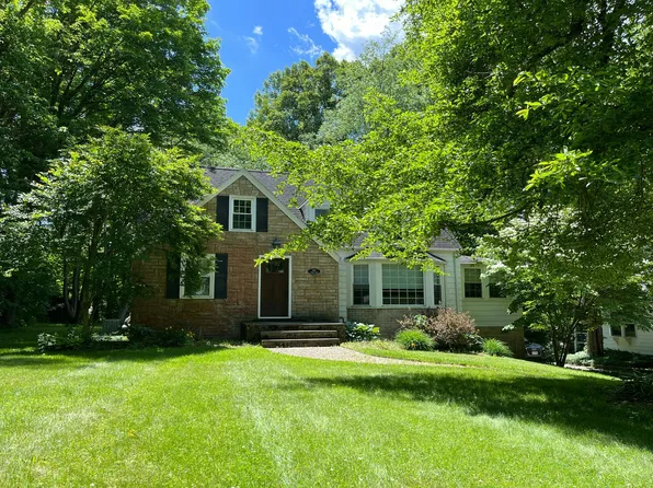 8401 Summit Dr, Chagrin Falls, OH 44023