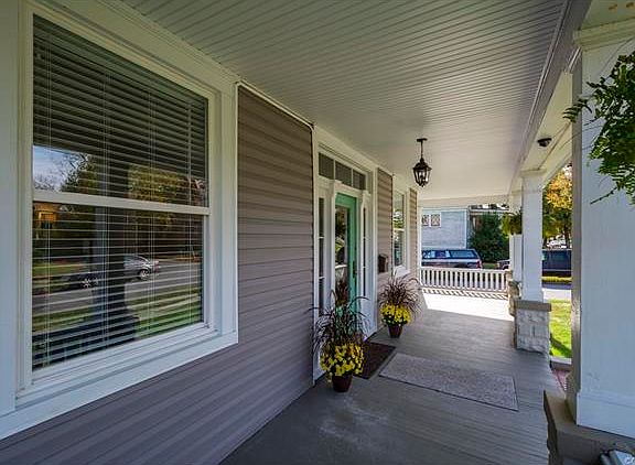 4th image of 2601 Barton Ave