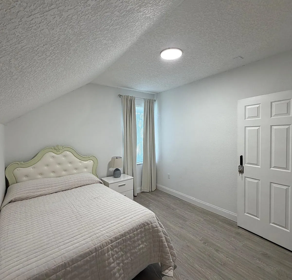 7 bed, 1371 sqft, $800 — Photo 2