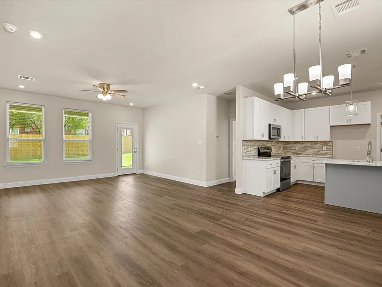 2414 Forest Hill Ln — Photo 8
