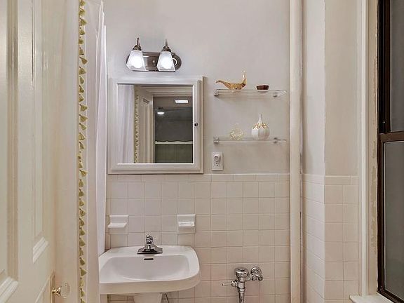 5th image of 916 Union St APT 2B