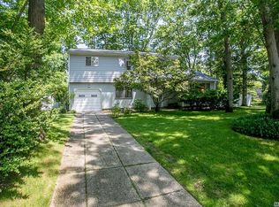 1 Mike Ln, Smithtown, NY 11787