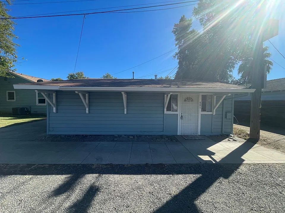 885 E 7th Ave