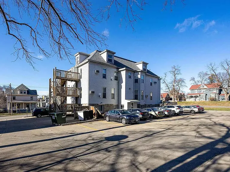 711 E Burlington St #1 — Photo 10