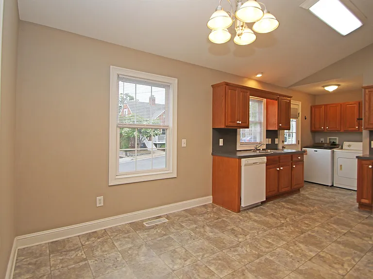 438 W Market St — Photo 6