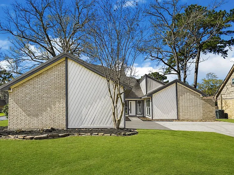 3203 Falling Brook Dr — Photo 2