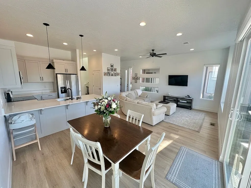 3 bed, 2.5 bath, 1799 sqft, $2,300 — Photo 3